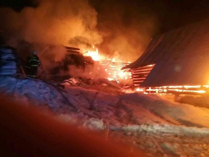Foto: Pri požiari v obci Sihla zahynuli hospodárske zvieratá, s ohňom bojovali desiatky hasičov