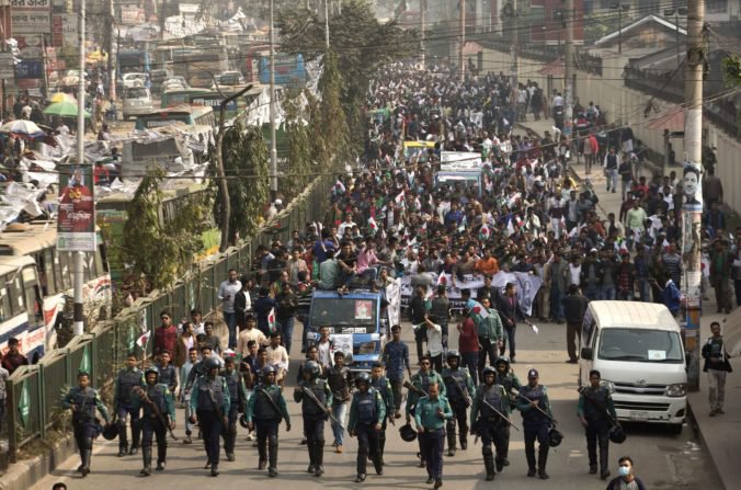 Parlamentné voľby v Bangladéši sprevádzali násilnosti, o život prišlo viac ako desať ľudí