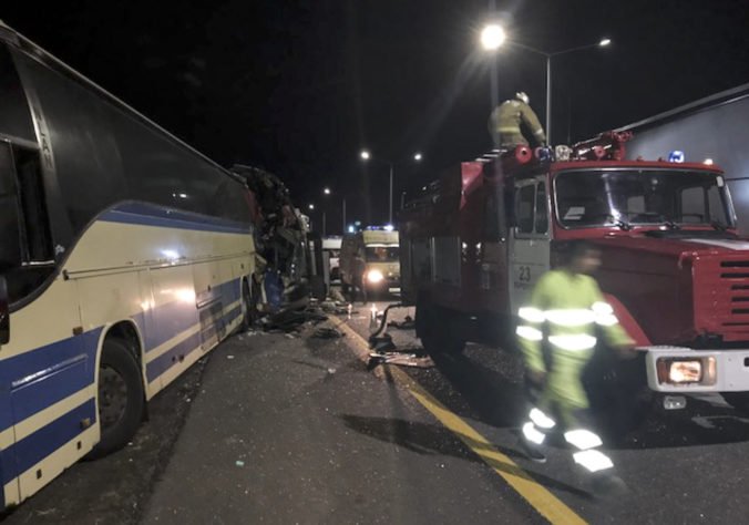 V Rusku sa zrazil autobus s kamiónmi, hromadná nehoda si vyžiadala desiatky zranených a mŕtvych