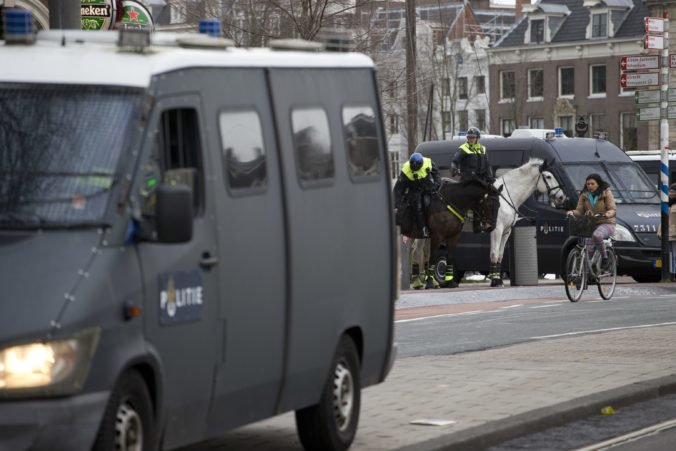 V Rotterdame zadržali muža podozrivého z terorizmu, polícia prehľadala jeho dom