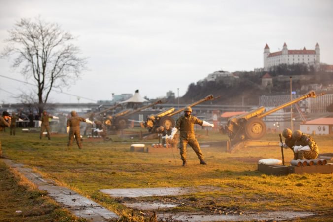 Foto: Profesionálni vojaci pripomenuli vznik Slovenskej republiky, odpálili 20 delostreleckých sálv