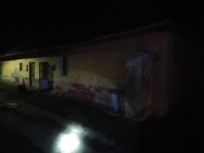 Foto: V rodinnom dome v Borovciach vypukol požiar, hasiči našli mŕtve telo