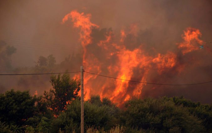 Grécko udelilo občianstvo migrantom, ktorí zachránili mnohých ľudí počas lesného požiaru
