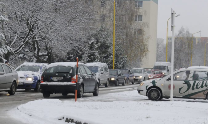 Na vozovkách v Prešovskom kraji sa vytvorila vrstva kašovitého snehu, polícia uzavrela iba jednu cestu