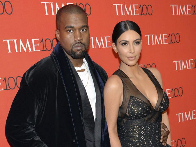 Kanye West a Kim Kardashian West budú mať ďalšie dieťa, vynosí ho náhradná matka