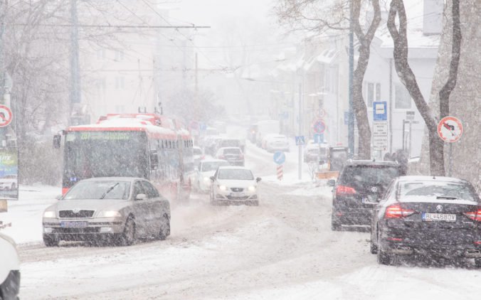 Sneženie komplikuje dopravu v Bratislave, niektoré linky MHD nepremávajú