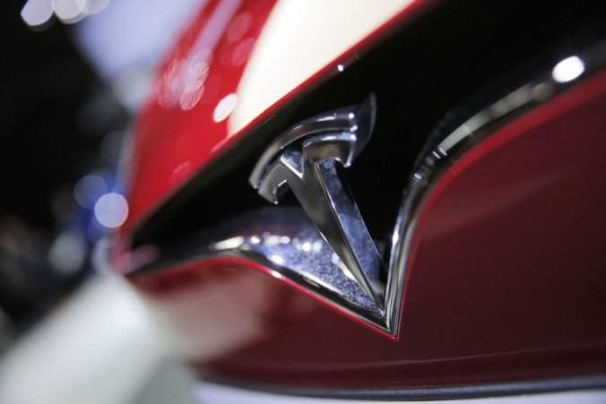 Tesla vlani zákazníkom dodala rekordný počet áut a znižuje ceny troch modelov
