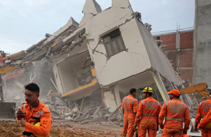 V hlavnom meste Indie sa zrútila časť obytnej budovy, zahynulo najmenej šesť ľudí