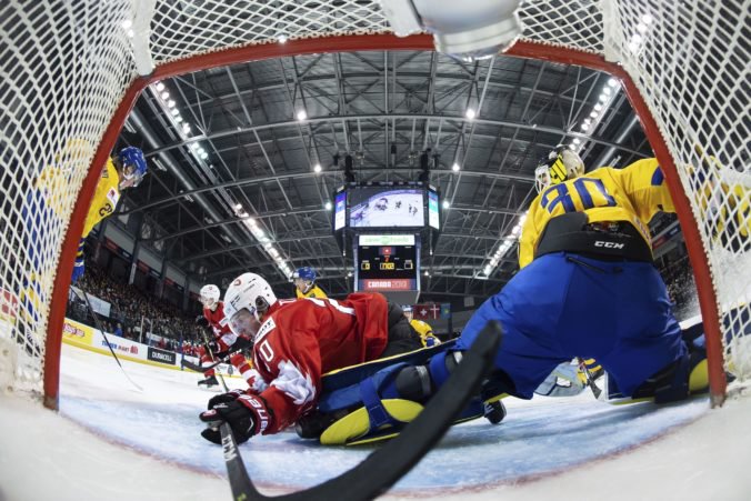 Video: Švajčiarsko vo štvrťfinále MS v hokeji do 20 rokov šokovalo Švédsko, končí aj Kanada a Česko