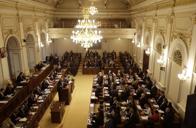 Českí poslanci by po novom mohli za absencie na rokovaniach prísť až o polovicu platu