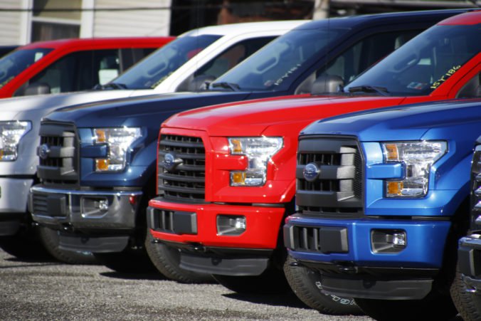 Predaj nových áut v USA minulý rok stúpol, dopomohli k tomu aj nízke ceny benzínu