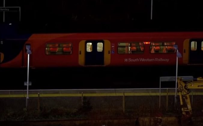 Video: Útočník vo vlaku dobodal muža, vražda sa odohrala pred očami vydesených cestujúcich