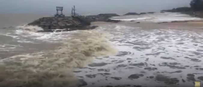 Video: Východné pobrežie Thajska bičovala silná búrka Pabuk