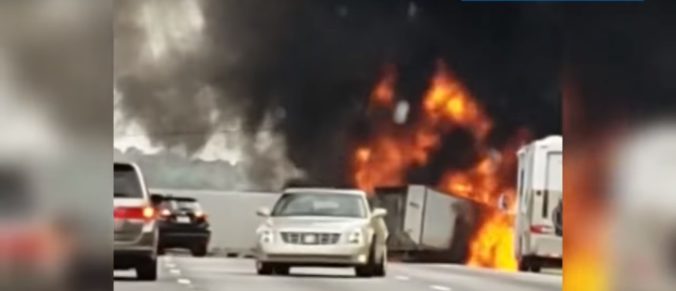 Vo Floride sa po zrážke dvoch kamiónov vznietila nafta, nehoda si vyžiadala sedem obetí