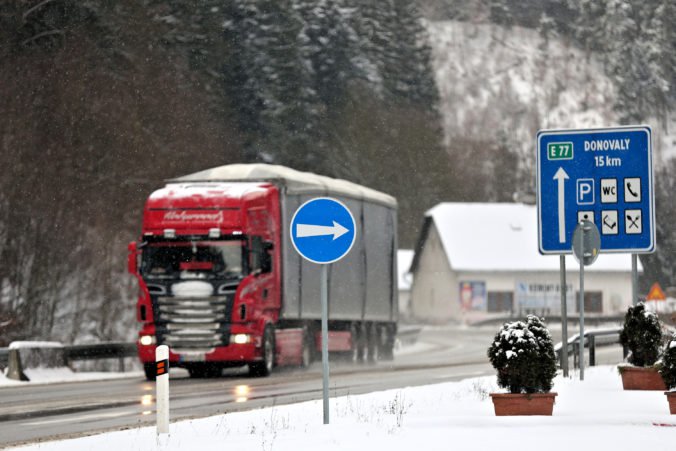 Donovaly sú neprejazdné pre dlhé vozidlá a na niektorých úsekoch sú nutné snehové reťaze