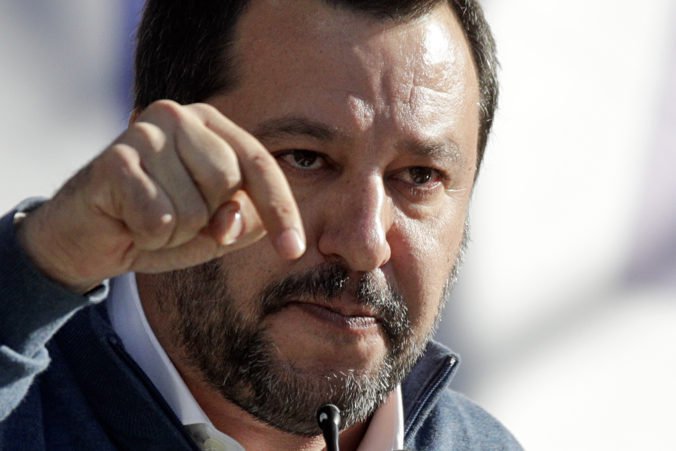Lídri koalície sa sporia o migrantov uviaznutých v Stredozemnom mori, Salvini dáva jasný odkaz