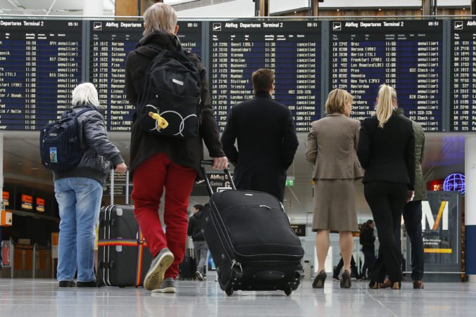 Výdatné sneženie komplikuje prevádzku letiska v Mníchove, desiatky letov museli zrušiť