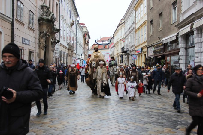 Foto: Ulicami bratislavského Starého Mesta putoval Trojkráľový sprievod