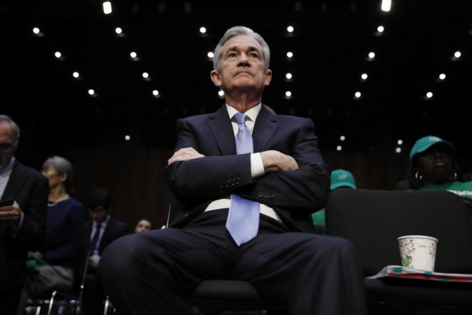 Šéf Fed-u Powell neodstúpi ani na žiadosť Trumpa a nevylúčil prestávku vo zvyšovaní úrokov