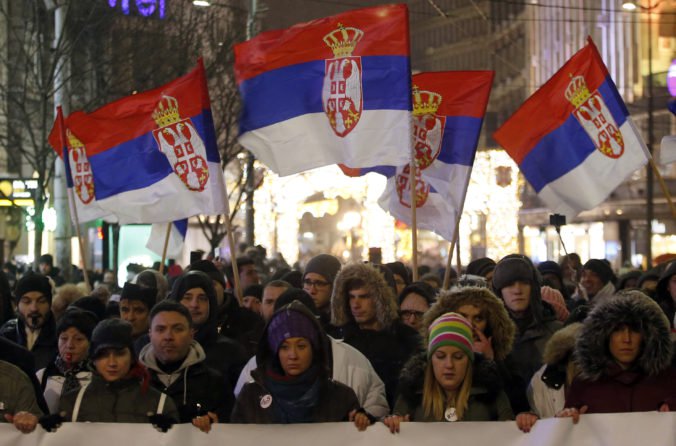 V Srbsku opäť protestovali proti prezidentovi Vučičovi, transparenty zdobil nápis „preč so zlodejmi“