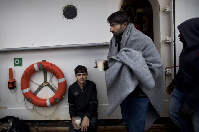 V Stredozemnom mori zachránili stovky migrantov, plavili sa na 11 loďkách