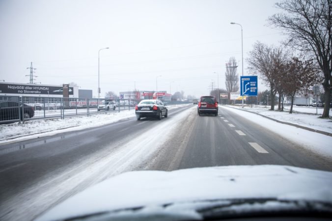 Diaľnice a rýchlostné cesty na Slovensku sú zjazdné, cestári upozorňujú nielen na snehové jazyky