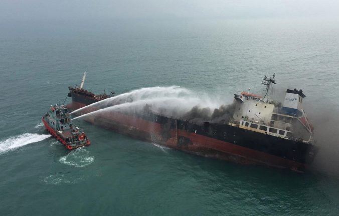 Pri pobreží Hong Kongu vybuchol ropný tanker, z mora vytiahli desiatky členov posádky