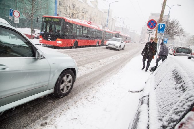 Video: Sneženie komplikuje dopravu v Bratislave, niektoré linky MHD nepremávajú (aktualizované)