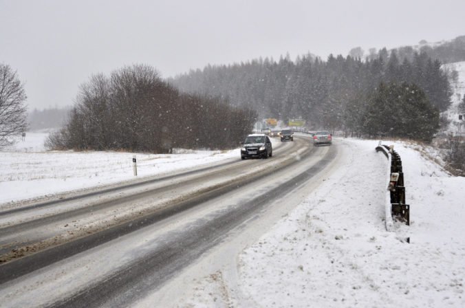 Diaľnice a rýchlostné cesty na Slovensku sú zjazdné, na viacerých úsekoch sa tvoria snehové jazyky