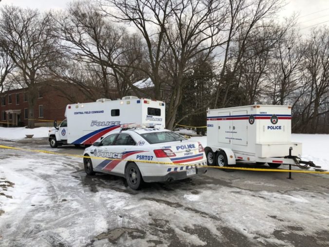 Kanaďanka uviazla a zomrela v zbernej nádobe na oblečenie, polícia jej úmrtie nevyšetruje