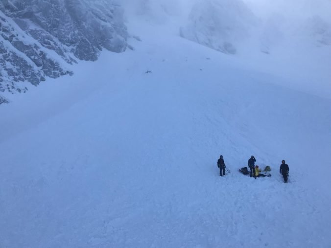 V žľabe pod Veľkým Kriváňom padla lavína, záchranári bojovali o život skialpinistu