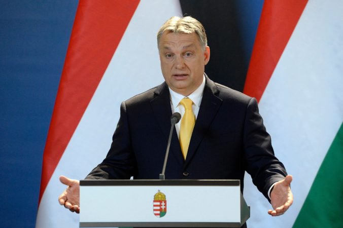 Európa sa po voľbách zmení na dve civilizácie a antiimigračné sily ovládnu Brusel, vyhlásil Orbán