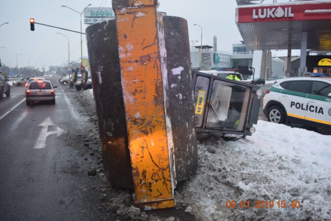 Foto: Kuriózna nehoda v Ružomberku, z návesu nákladiaku vypadol počas jazdy cestný valec