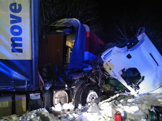 Foto: V obci Podvysoká sa zrazil kamión s vlakom, ktorý sa vykoľajil a prevrátil