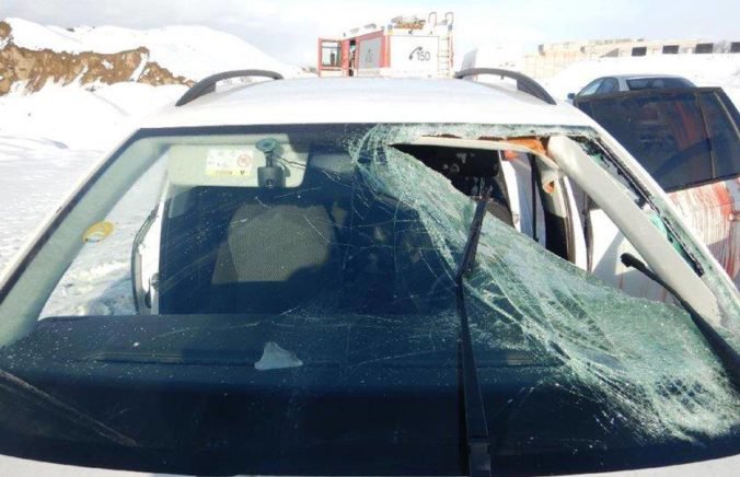 Foto: Z nákladiaka sa počas jazdy uvoľnil ľad a rozbil čelné sklo Octavie
