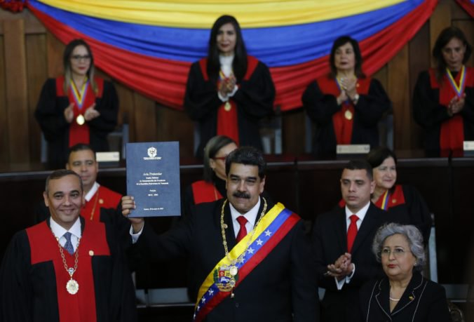 Maduro sa vo Venezuele ujal druhého funkčného obdobia, krajiny odmietajú legitimitu vlády