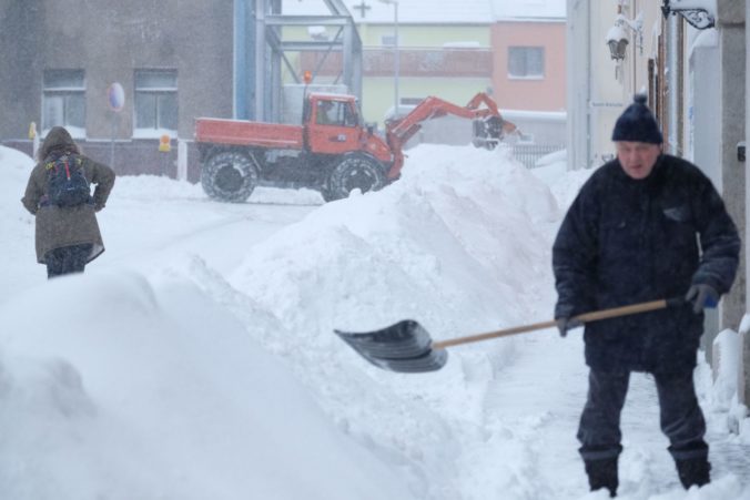 Počet obetí zimného počasia v Európe stúpa, v Alpách zatvorili niekoľko železničných tratí