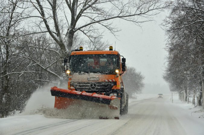Cestári upozorňujú na zľadovatelý sneh na horskom priechode a varujú pred snehovými jazykmi