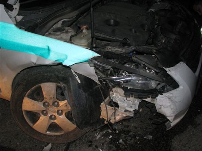 Hľadajú svedkov zrážky Citroëna s policajnou Kia Ceed, pri nehode sa zranil jeden z mužov zákona