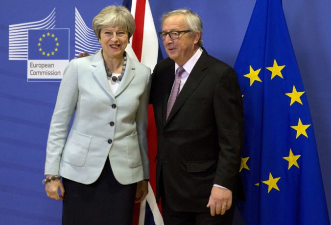 Juncker chce pomôcť Mayovej s brexitom, o texte dohody však nemôže opäť vyjednávať