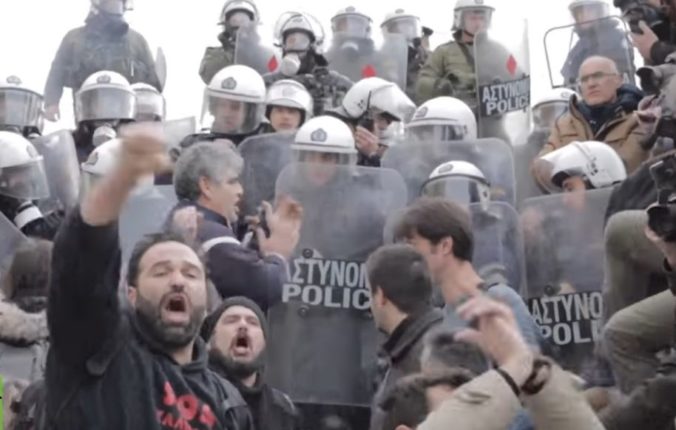 Video: Protesty učiteľov v Grécku prerástli do násilností, polícia použila slzotvorný plyn