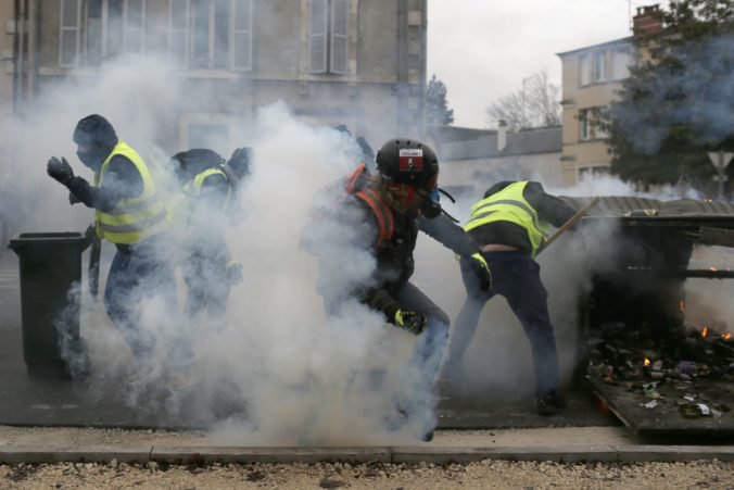 Foto: Tisíce Francúzov sa zapojilo do protestov „žltých viest“, polícia zatkla viac ako sto ľudí