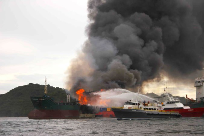 V Nigérii vybuchol prevrátený ropný tanker, pri explózii zhorelo niekoľko osôb