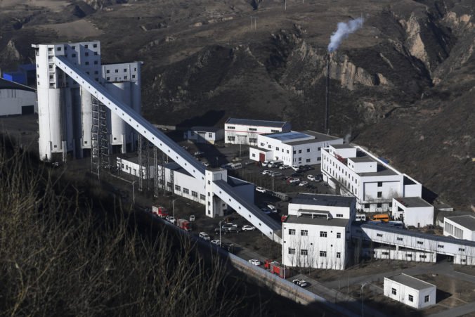 Pri zrútení uhoľnej bane v Číne prišlo o život viac než 20 baníkov