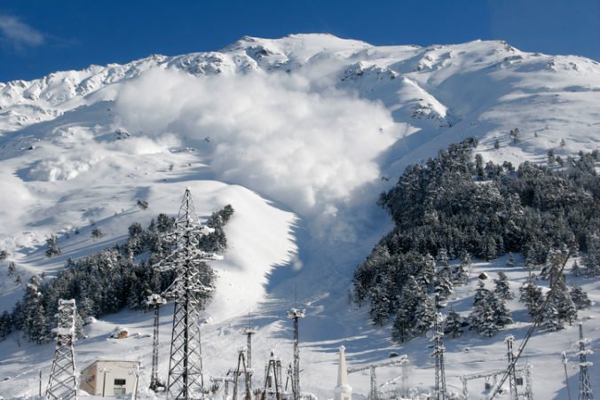Traja lyžiari zahynuli po páde lavíny v Rakúsku, ďalší je naďalej nezvestný