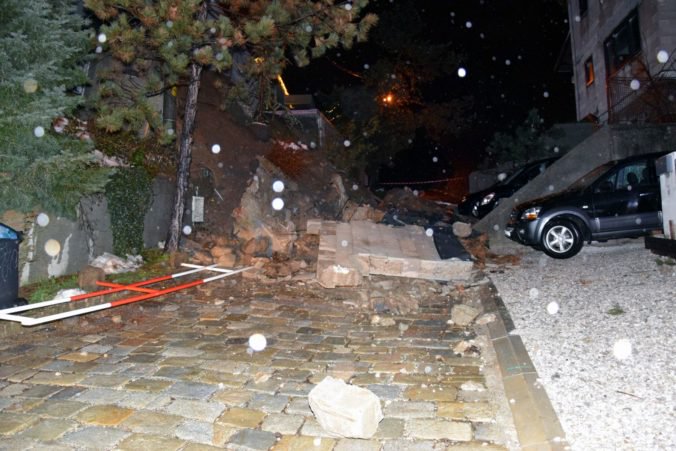 Foto: V bratislavských okresoch padali múry, jeden z nich poškodil auto a plynovú prípojku