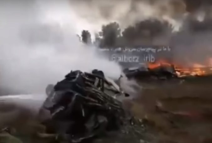 Video: Iránske lietadlo zišlo z pristávacej dráhy a narazilo do múra, haváriu prežil len jeden človek