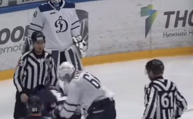Video: Obranca Čajkovský sa v KHL prvýkrát pobil, Urakovovi zasadil niekoľko tvrdých rán