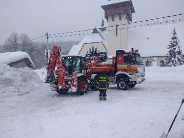Foto: Sever Slovenska zasiahla snehová kalamita, hasiči pomáhajú na viacerých miestach