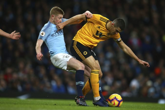 Video: ManCity hladko zdolal Wolverhampton a na FC Liverpool stráca štyri body